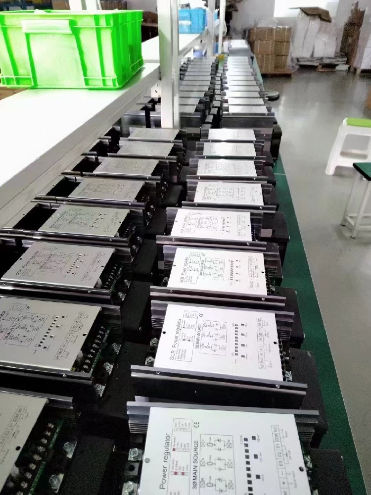 电力调解器的自顺应控制战略是怎样应对情形转变和参数不确定性的？？？？